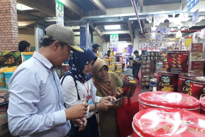 Wali Kota Sukabumi Achmad Fahmi memimpin operasi keamanan pangan dan bahan berbahaya di pasar modern dan tradisional Selasa (28/5).