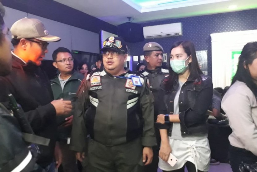 Wali Kota Sukabumi, Achmad Fahmi memimpin operasi yustisi gabungan tempat hiburan malam, Jumat (28/2) malam.