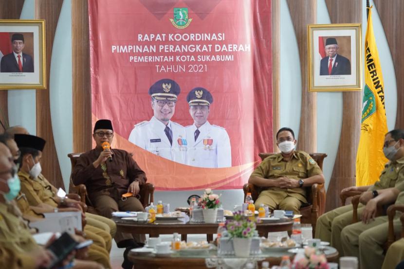 Wali Kota Sukabumi Achmad Fahmi memimpin rapat koordinasi pimpinan perangkat daerah di balai Kota Sukabumi Selasa (23/3