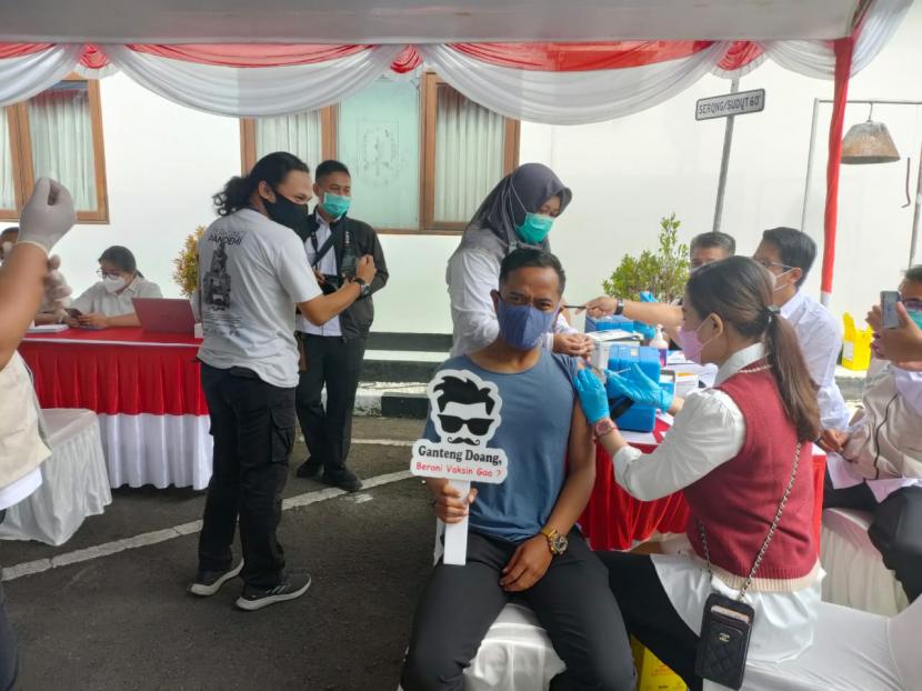 Jurnalis menjalani vaksinasi Covid-19 di Lapangan Apel Sekretariat Daerah Balai Kota Sukabumi, Rabu (3/3/2021). 
