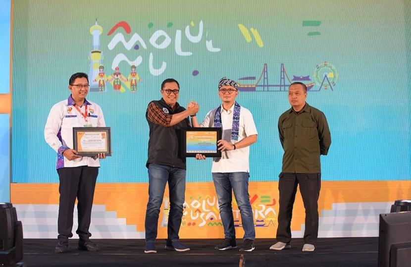 Wali Kota Sukabumi Achmad Fahmi mendapatkan penghargaan sebagai Creative Leader dari Indonesia Creative Cities Network (ICCN) dalam ajang Indonesia Creative Cities Festival (ICCF) di Kota Kendari, Sulawesi Tenggara, Senin (12/12/2022)