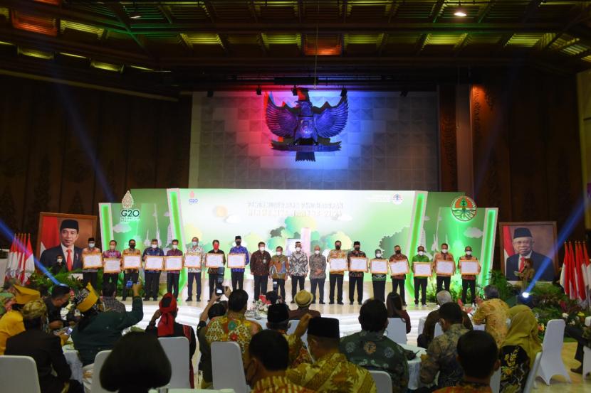 Wali Kota Sukabumi Achmad Fahmi menerima penghargaan green leadership Nirwasita Tantra 2022 dari Kementerian Lingkungan Hidup dan Kehutanan (KLHK), Rabu (20/7/2022)