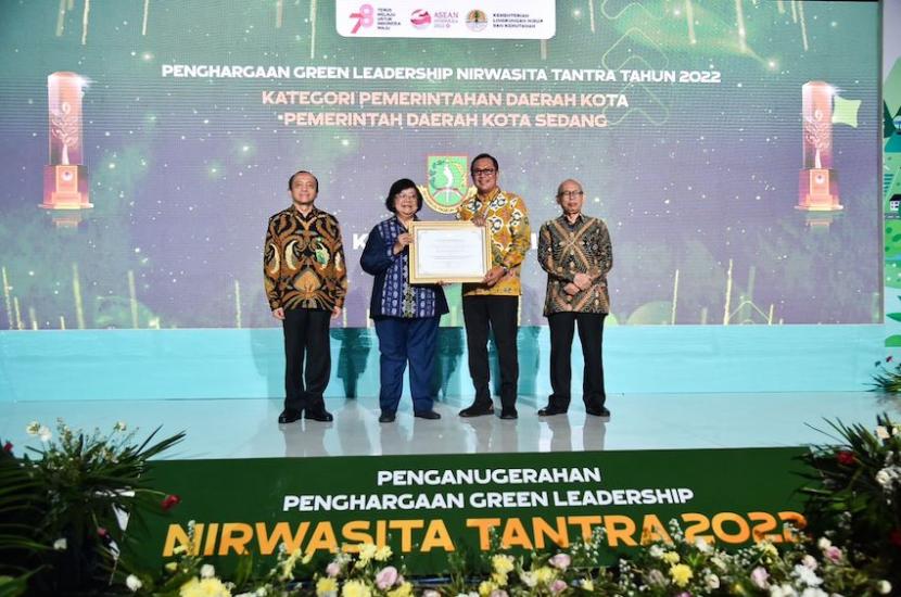 Wali Kota Sukabumi Achmad Fahmi menerima penghargaan Green Leadership Nirwasita Tantra Tahun 2022 yang diserahkan Menteri Lingkungan Hidup dan Kehutanan Siti Nurbaya Bakar di Jakarta, Selasa (29/8/2023).