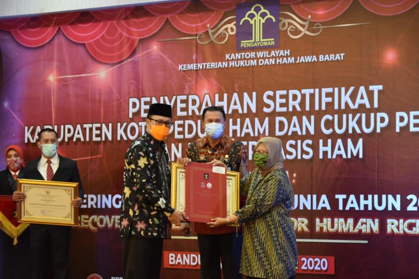 Wali Kota Sukabumi Achmad Fahmi menerima penghargaan sebagai Kota Peduli HAM di Kantor Kementerian Hukum dan HAM, di Bandung, Senin (14/12)