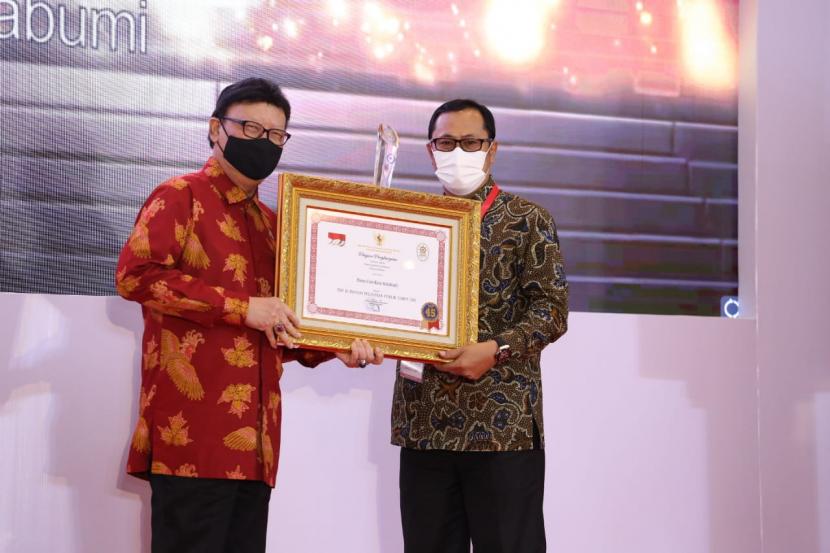 Wali Kota Sukabumi Achmad Fahmi menerima penghargaan top 45 inovasi pelayanan publik terkait program Homecare dari Menteri Pendayagunaan Aparatur Negara dan Reformasi Birokrasi (Menpan RB) Tjahjo Kumolo di Jakarta, Rabu (25/11)