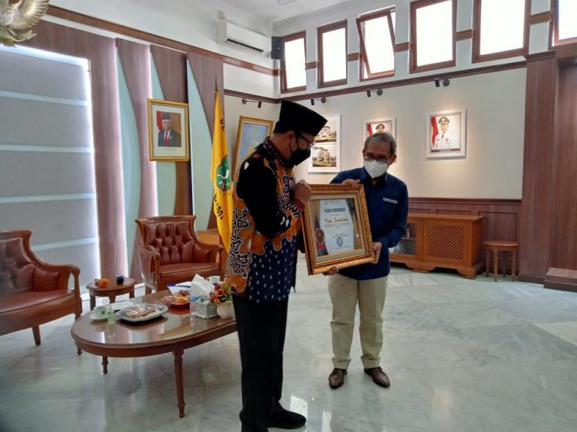 Wali Kota Sukabumi Achmad Fahmi menerima penghargaan untuk pencapaian Universal Health Coverage (UHC) Kota Sukabumi dalam kepesertaan Program Jaminan Kesehatan Nasional (JKN) di Ruang Utama Balai Kota Sukabumi, Kamis (11/8/2022).