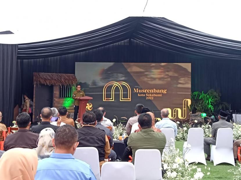 Wali Kota Sukabumi Achmad Fahmi menghadiri Musrenbang Tingkat Kota Sukabumi Tahun 2022 untuk Penyusunan Rencana Kerja Pemerintah Daerah RKPD Kota Sukabumi Tahun 2023 di halaman Kantor Bappeda Kota Sukabumi, Senin (21/3/2022)