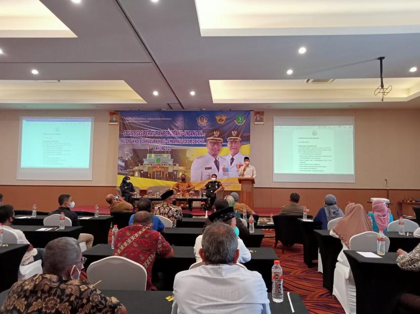 Wali Kota Sukabumi Achmad Fahmi menghadiri sosialisasi mengenai peraturan perundang undangan ketentuan bidang cukai, hasil tembakau atau rokok (DBHCHT) di Hotel Horison, Senin (25/10).