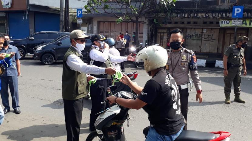 Wali Kota Sukabumi Achmad Fahmi menghentikan pengguna kendaraan yang tidak memakai masker di Jalan Ahmad Yani sebagai langkah gerakan wajib masker mulai 1 Mei 2020, Rabu (29/4).