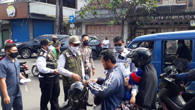 Wali Kota Sukabumi Achmad Fahmi menghentikan pengguna kendaraan yang tidak memakai masker di Jalan Ahmad Yani sebagai langkah gerakan wajib masker mulai 1 Mei 2020, Rabu (29/4).