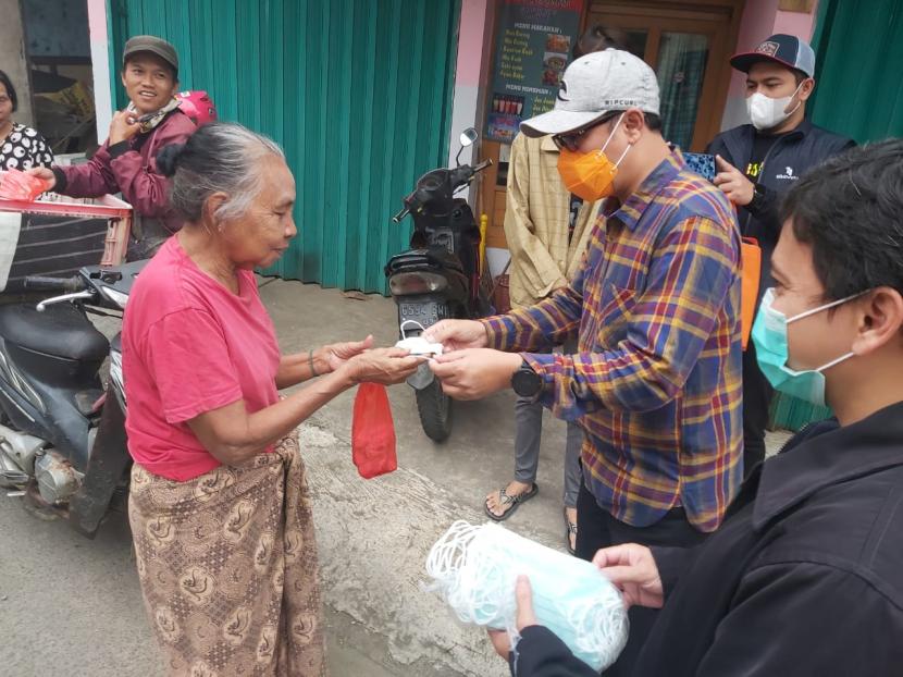 Wali Kota Sukabumi Achmad Fahmi mengkampanyekan protokol kesehatan ke perkampungan di Kelurahan Karangtengah, Kecamatan Gunungpuyuh, Kota Sukabumi, Ahad (28/2) sore