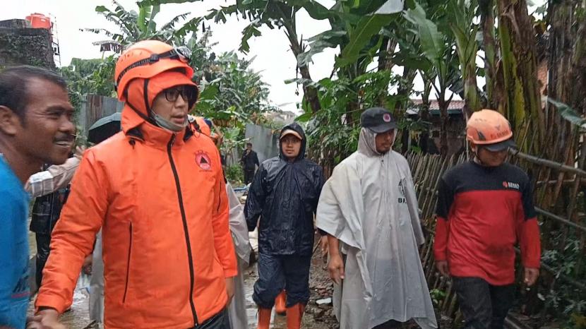 Wali Kota Sukabumi Achmad Fahmi meninjau bencana banjir dan longsor di Kecamatan Gunungpuyuh, Ahad (7/11) sore.