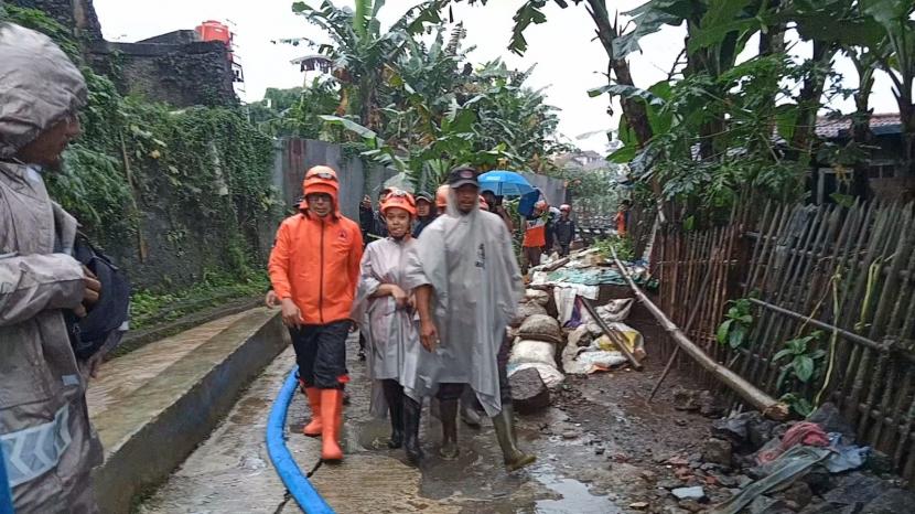 Wali Kota Sukabumi Achmad Fahmi meninjau bencana banjir dan longsor di Kecamatan Gunungpuyuh.