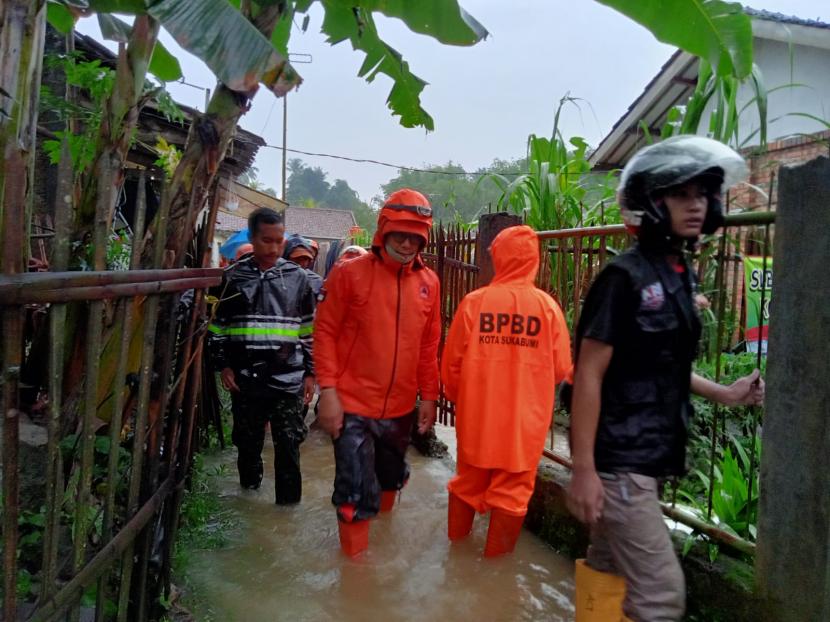 Wali Kota Sukabumi Achmad Fahmi meninjau bencana banjir dan longsor di Kecamatan Gunungpuyuh, Ahad (7/11) sore.