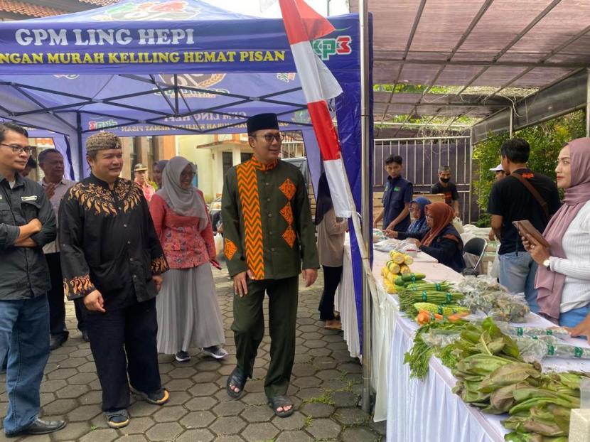 Wali Kota Sukabumi Achmad Fahmi meninjau Gelar Pangan Murah (GPM) Hemat Pisan yang digelar di halaman Kantor Kecamatan Warudoyong, Kota Sukabumi, Jawa Barat, Kamis (13/4/2023).