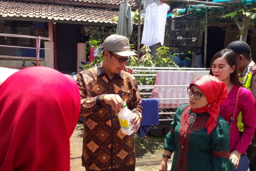 Wali Kota Sukabumi Achmad Fahmi meninjau gerakan pemberantasan sarang nyamuk (PSN) di Kelurahan Sindangsari Kecamatan Lembursitu, Kota Sukabumi. Langkah tersebut untuk menekan kasus DBD yang naik di awal tahun.