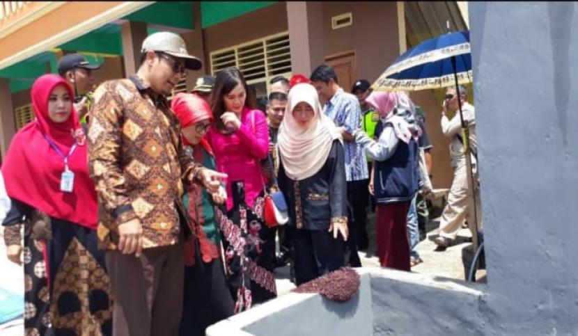 Wali Kota Sukabumi Achmad Fahmi meninjau gerakan pemberantasan sarang nyamuk (PSN) di Kecamatan Lembursitu, Kota Sukabumi. (ilustrasi)