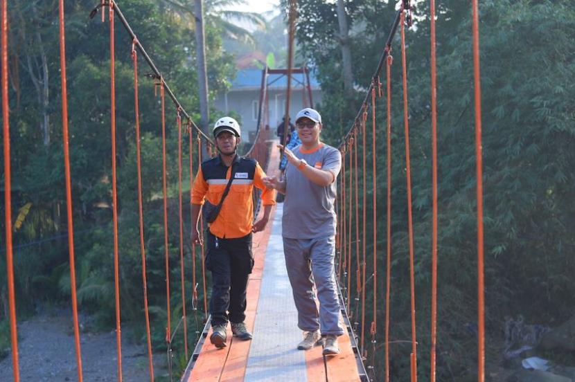 Wali Kota Sukabumi Achmad Fahmi meninjau jembatan penghubung antarkampung di Kampung Warung Kalapa, Kelurahan Lembursitu, Kecamatan Lembursitu, Kota Sukabumi, Kamis (27/7/2023).