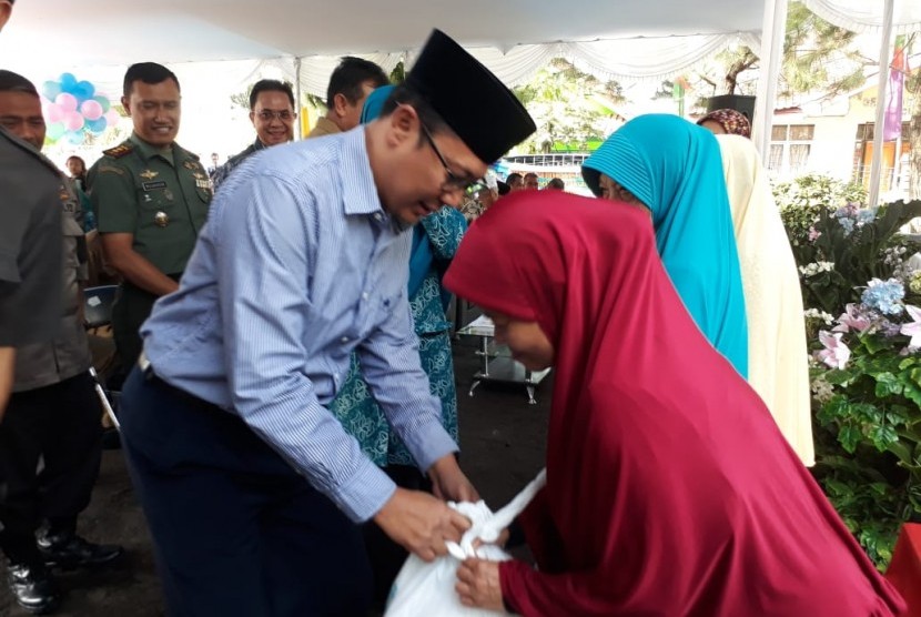 Wali Kota Sukabumi Achmad Fahmi meninjau pasar murah dan Bazar Ramadhan di Kecamatan Cibeureum, Kota Sukabumi Selasa (14/5).