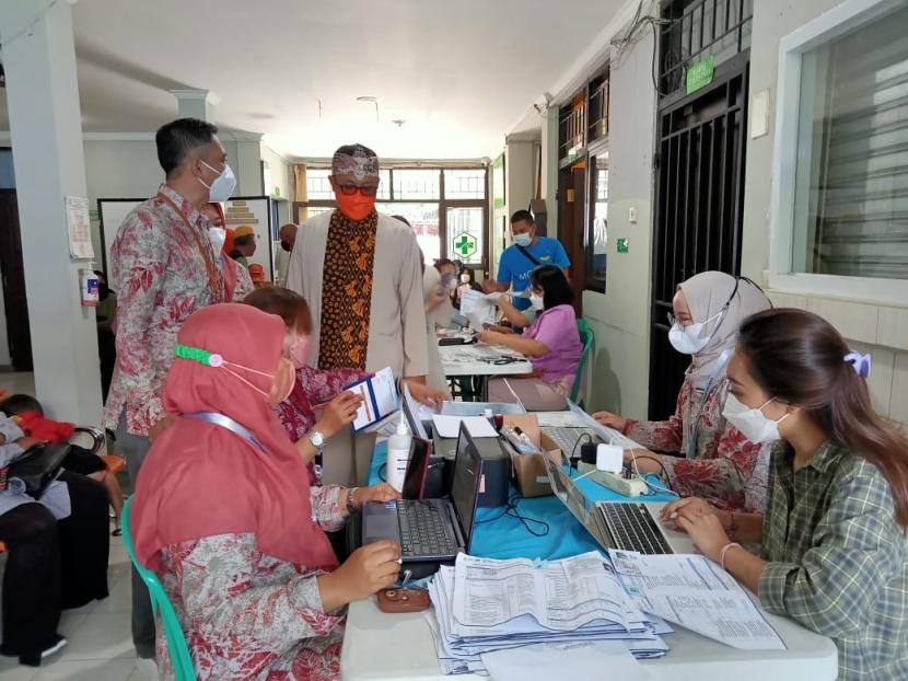 Wali Kota Sukabumi Achmad Fahmi meninjau pelaksanaan vaksinasi dosis tiga (booster) di Puskesmas Gedongpanjang, Kecamatan Citamiang, Kota Sukabumi, Kamis (13/1/2022).