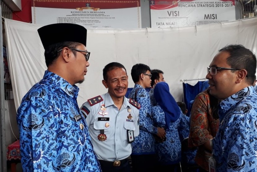 Wali Kota Sukabumi Achmad Fahmi meninjau perekaman KTP elektronik di Lapas Kelas IIB Sukabumi Kamis (17/1). Langkah ini untuk memastikan setiap warga memiliki identitas.