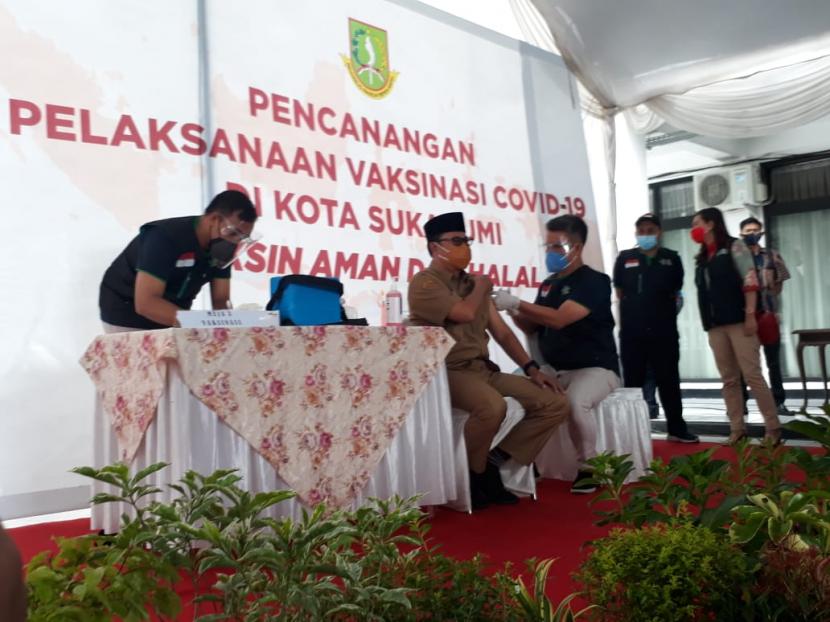 Wali Kota Sukabumi Achmad Fahmi menjadi yang pertama kali divaksin Covid-19 di Kota Sukabumi di Balai Kota Sukabumi, Kamis (28/1)