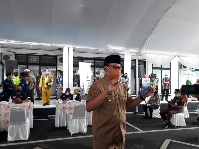 Wali Kota Sukabumi Achmad Fahmi menjadi yang pertama kali divaksin Covid-19 di Kota Sukabumi di Balai Kota Sukabumi, Kamis (28/1).Dinkes Sukabumi sebut 1.089 nakes telah lakukan vaksinasi Covid-19