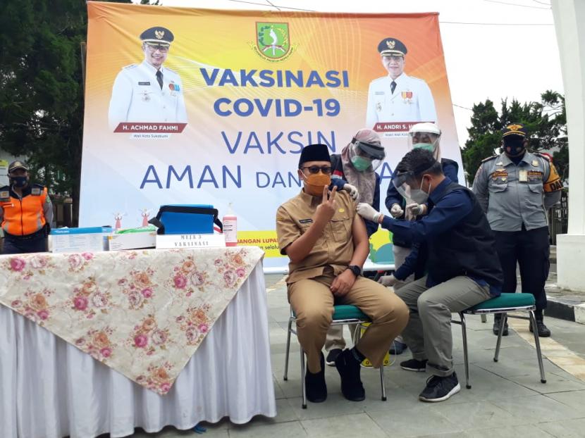 Wali Kota Sukabumi Achmad Fahmi menjalani vaksinasi Covid-19 dosis kedua di kawasan sarana pedestrian Ir Djuanda, Kota Sukabumi, Kamis (11/2/2021).