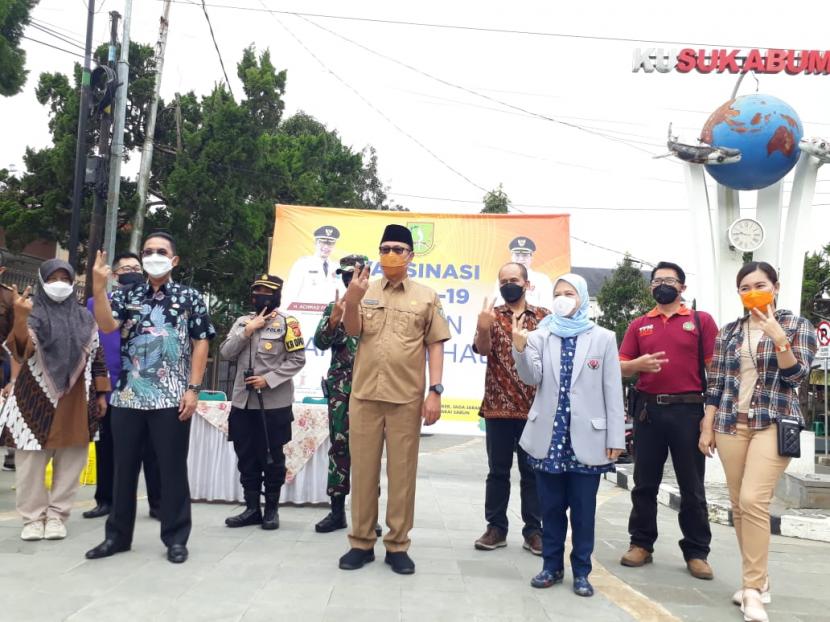Wali Kota Sukabumi Achmad Fahmi menjalani vaksin Covid-19 dosis kedua gelombang pertama di pedestrian Ir Djuanda atau Dago, Kamis (11/2).