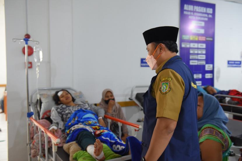 Wali Kota Sukabumi Achmad Fahmi menjenguk puluhan warga korban bencana gempa bumi Cianjur yang dirujuk ke RSUD R Syamsudin SH Kota Sukabumi, Selasa (22/11/2022).