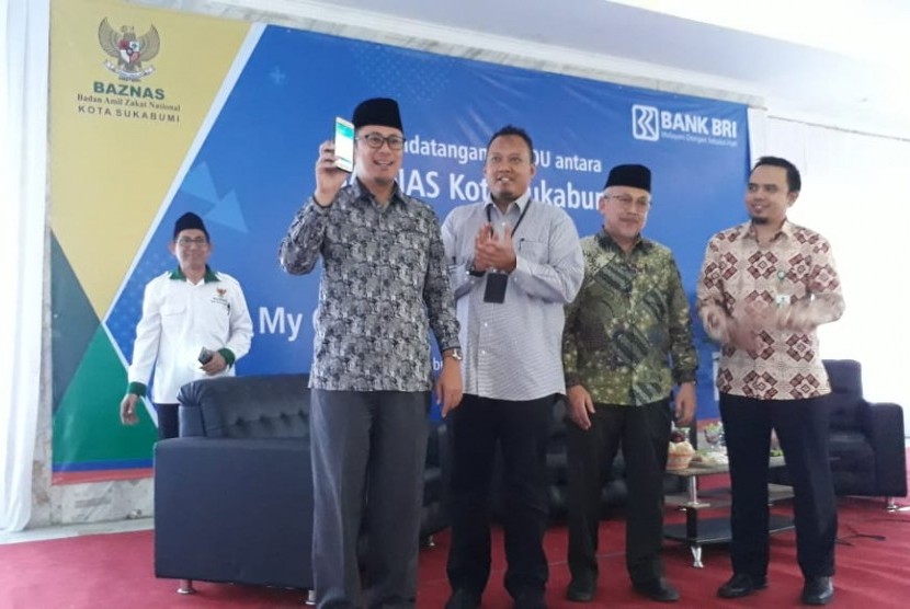 Wali Kota Sukabumi Achmad Fahmi menunjukkan aplikasi my QR BRI Baznas Kota Sukabumi yang diluncurkan untuk mempermudah pembayaran zakat, infak dan sedekah (ZIS) di Gedung Puski Kota Sukabumi Rabu (13/2).