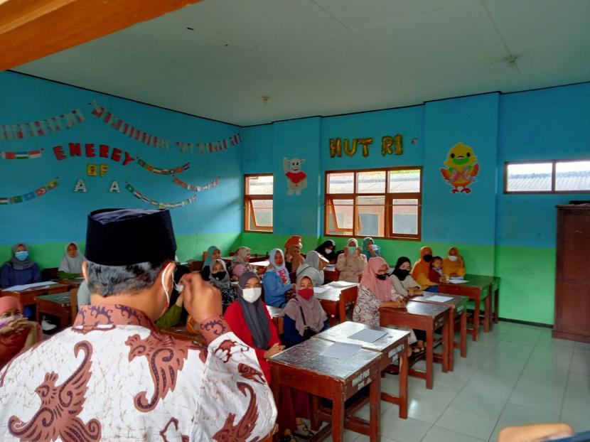 Wali Kota Sukabumi Achmad Fahmi menyambangi SMP 3 Sukabumi untuk mengimbau tidak merayakan kelulusan dengan hal negatif, Kamis (16/6/2022).
