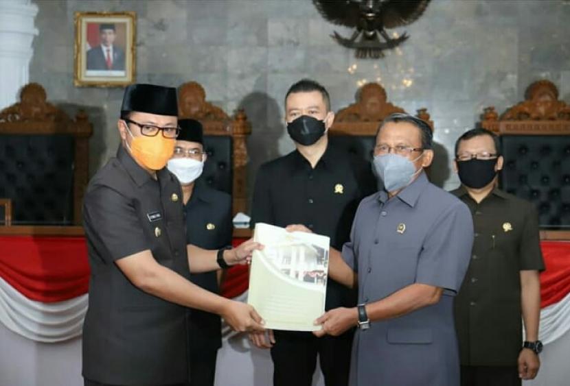 Wali Kota Sukabumi Achmad Fahmi menyampaikan Laporan Keterangan Pertanggungjawaban (LKPJ) Wali Kota Sukabumi dan Wakil Wali Kota Sukabumi tahun 2020 dalan rapat paripurna DPRD, Rabu (14/4).
