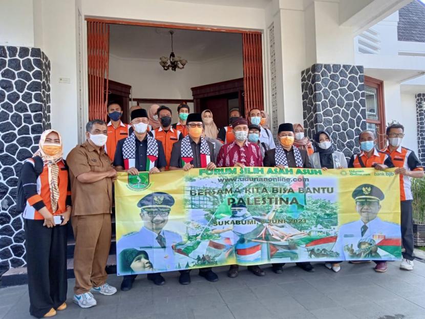 Wali Kota Sukabumi Achmad Fahmi menyerahkan bantuan Donasi Palestina melalui Udunan Online yang dikelola Forum Silih Asah Asuh ke Komite Nasional untuk Rakyat Palestina (KNRP) Jawa Barat di Balai Kota Sukabumi, Selasa (8/6).