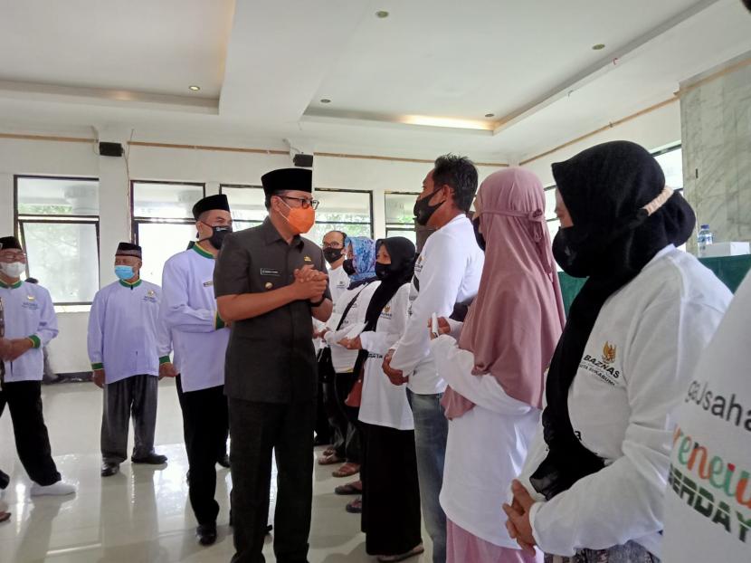 Wali Kota Sukabumi Achmad Fahmi menyerahkan bantuan modal usaha dari Baznas Kota Sukabumi ke pelaku usaha mikro, Senin (8/11).