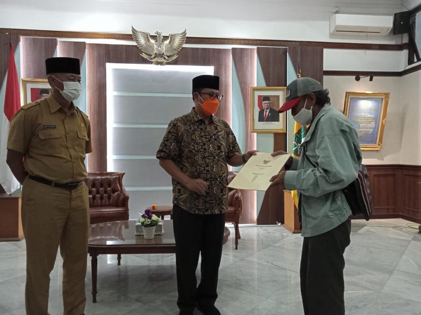 Wali Kota Sukabumi Achmad Fahmi menyerahkan bantuan sosial untuk penarik becak di Balai Kota Sukabumi, Selasa (5/4/2022).