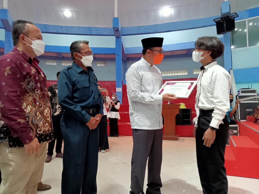 Wali Kota Sukabumi Achmad Fahmi menyerahkan beasiswa wali kota Sukabumi 2022 di Gedung Aher Sukabumi, Rabu (13/4/2022).n riga nurul iman