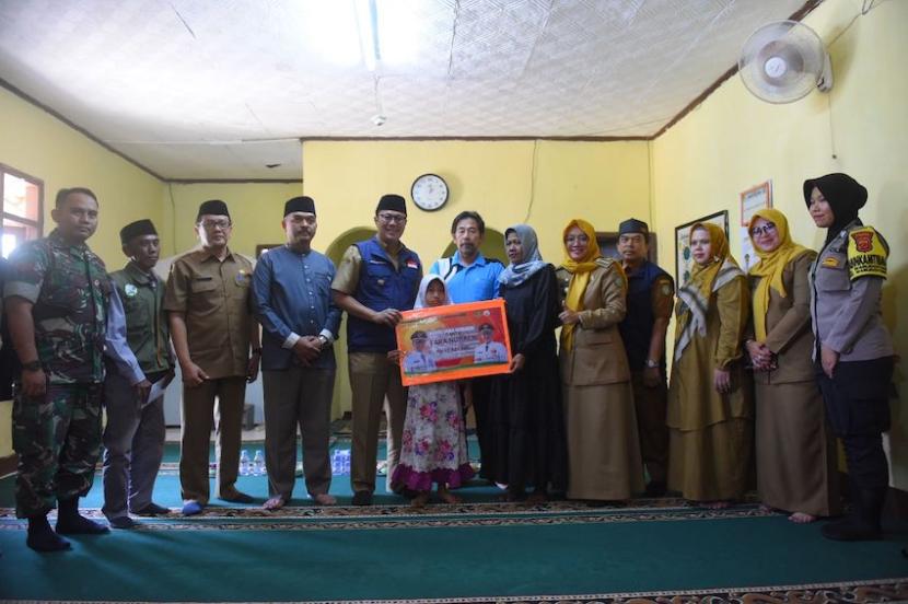 Wali Kota Sukabumi Achmad Fahmi menyerahkan donasi Udunan Online untuk membantu pengobatan Fara Nuraeni (8 tahun), warga Kelurahan Warudoyong, Kecamatan Warudoyong, Kota Sukabumi, Jawa Barat, Senin (4/9/2023).