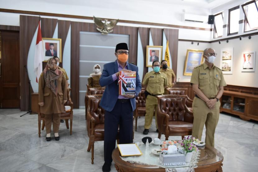 Wali Kota Sukabumi Achmad Fahmi menyerahkan Laporan Keuangan Pemerintah Daerah (LKPD) ke BPK RI Perwakilan Jabar secara virtual, Senin (22/3).