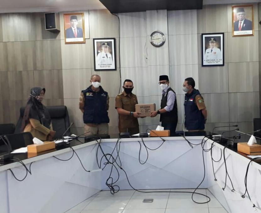 Wali Kota Sukabumi Achmad Fahmi menyerahkan paket sembako untuk warga terdampak Covid-19 secara simbolis kepada para camat di Kantor Bappeda Sukabumi, Selasa (12/5)