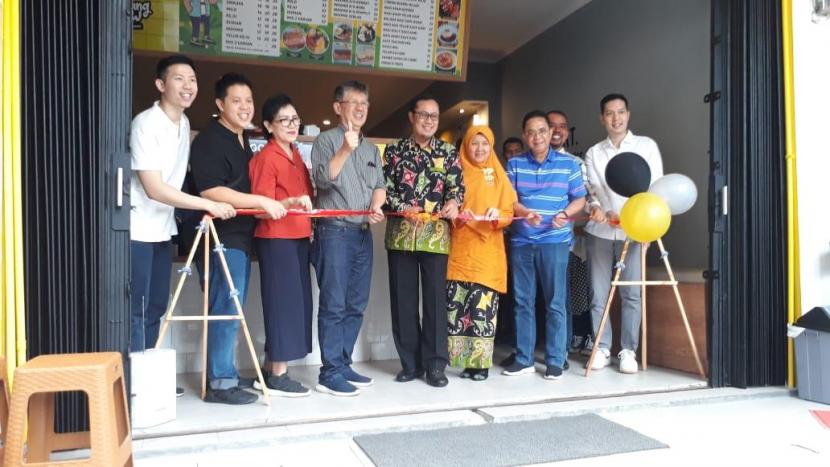 Wali Kota Sukabumi Achmad Fahmi meresmikan gerai wisata kuliner baru di Jalan Perintis Kemerdekaan Kota Sukabumi, Ahad (8/3).