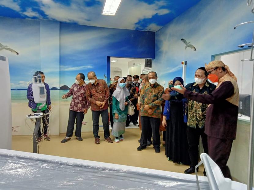 Wali Kota Sukabumi Achmad Fahmi meresmikan penggunaan CT-Scan 128 Slices dan peninjauan Hemodialisa di RSUD R Syamsudin SH digelar pada Kamis (21/4/2022)