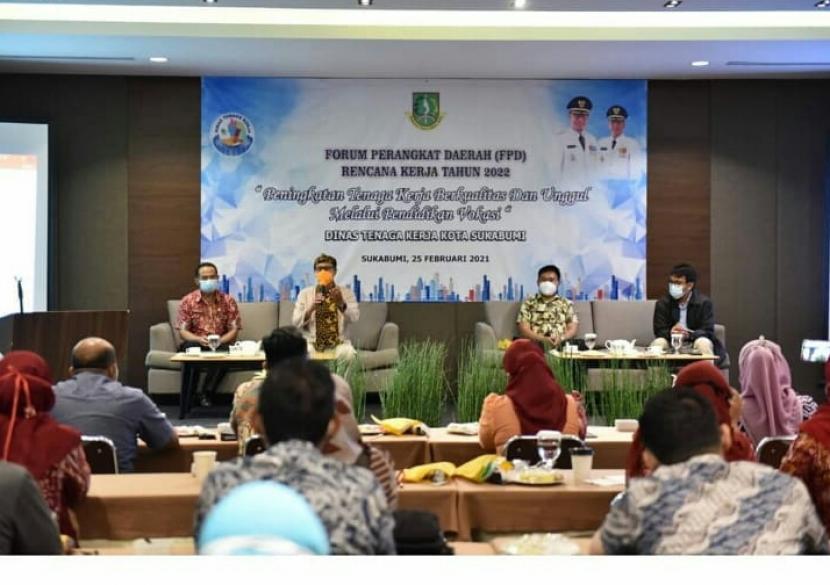 Wali Kota Sukabumi Achmad Fahmi perkuat perencanaan pembangunan tenaga kerja berkualitas melalui pendidikan vokasi di FPD Disnaker, Kamis (25/2)