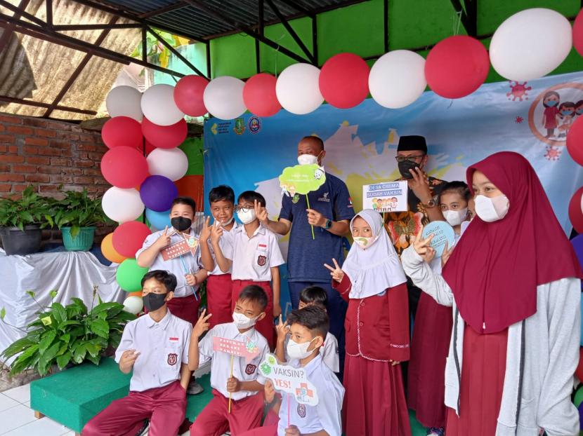 Wali Kota Sukabumi Achmad Fahmi saat memantau vaksinasi anak usia 6-11 tahun di SD Negeri Dewi Sartika CBM, Jumat (14/1/2022)