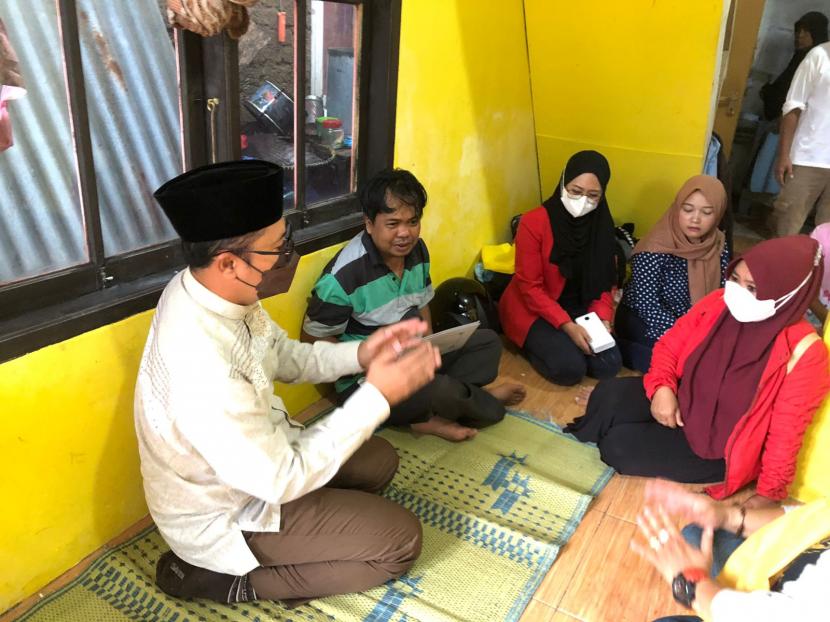 Wali Kota Sukabumi Achmad Fahmi saat mengunjungi rumah keluarga korban balita yang terperosok septic tank di Kelurahan Karamat, Kecamatan Gunungpuyuh, Kota Sukabumi, Selasa (10/5/2022).