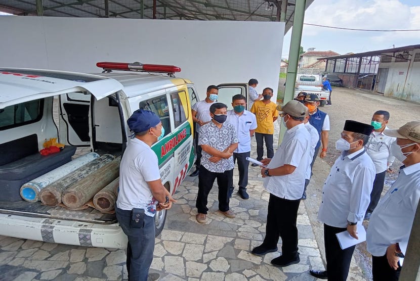 Wali Kota Sukabumi Achmad Fahmi saat meninjau pasokan oksigen di distributor oksigen di PT Selamat Lestari di Jalan Pramuka, Kecamatan Citamiang, Kota Sukabumi Rabu (4/8).