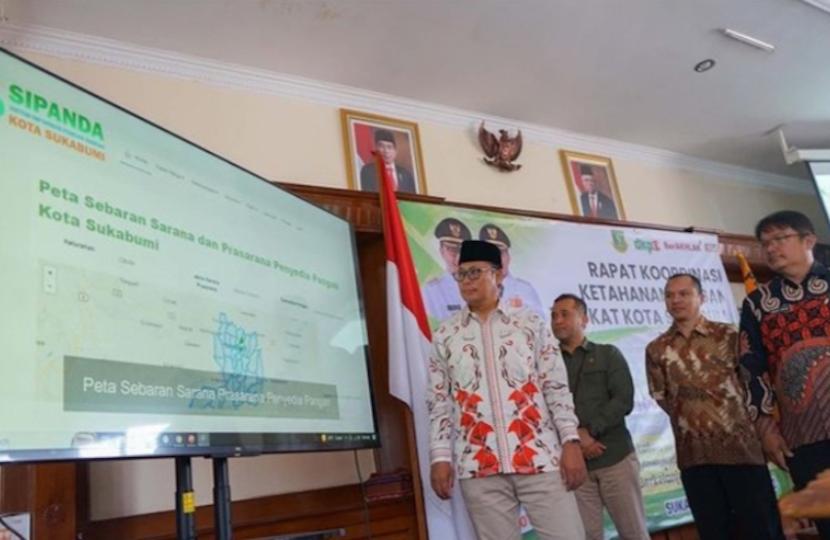 Wali Kota Sukabumi Achmad Fahmi saat peluncuran Sipanda (Sistem Informasi Pangan Daerah) di saat Rapat Koordinasi Ketahanan Pangan Tahun 2023 Tingkat Kota Sukabumi di Kantor Sekretariat Daerah (Setda) Kota Sukabumi, Jawa Barat,Kamis (31/8/2023). 