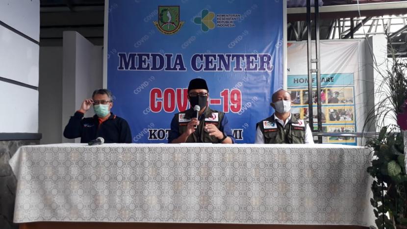 Wali Kota Sukabumi Achmad Fahmi sekaligus Ketua Gugus Tugas Percepatan Penanganan Covid-19 Kota Sukabumi  (tengah). Ratusan buruh pabrik di Kota Sukabumi dirumahkan sebagai dampak Covid-19.