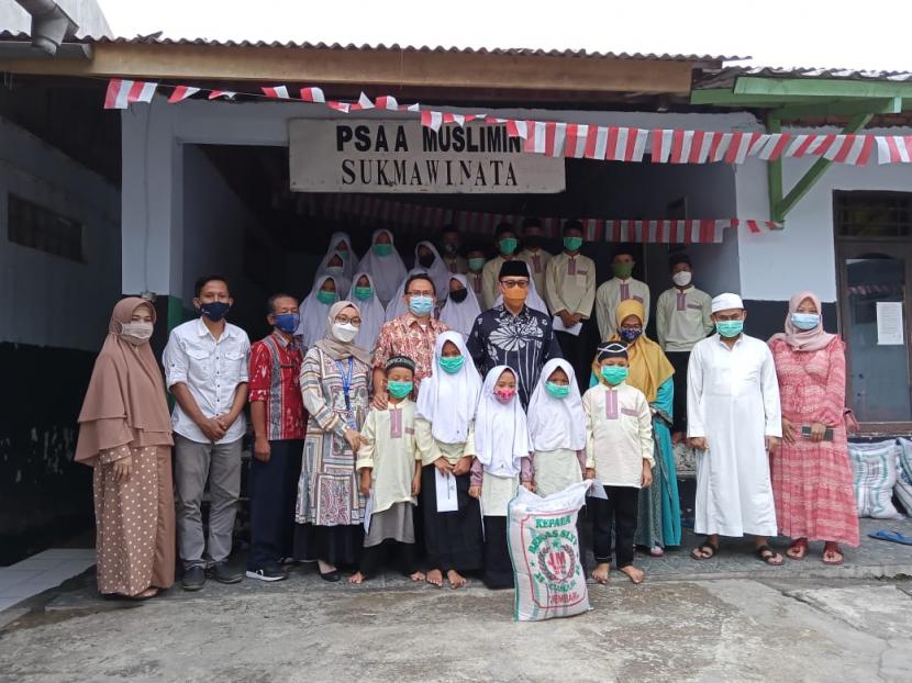 Wali Kota Sukabumi Achmad Fahmi yang memberikan bantuan dan santunan kepada anak yatim piatu di Panti Asuhan Muslimin Sukmawinata Jalan Sudirman Kecamatan Warudoyong, Kota Sukabumi, Kamis (19/8).