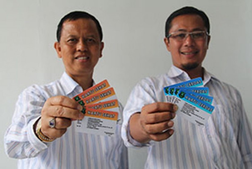 Wali Kota Sukabumi, M Muraz (kiri) dan wakilnya Achmad Fachmi memperlihatkan katu cerdas
